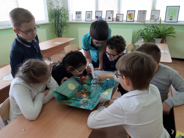 Волгоградская областная детская библиотека получила книги для читателей с нарушением зрения в подарок от регионального благотворительного общественного фонда «Иллюстрированные книжки для маленьких слепых детей»