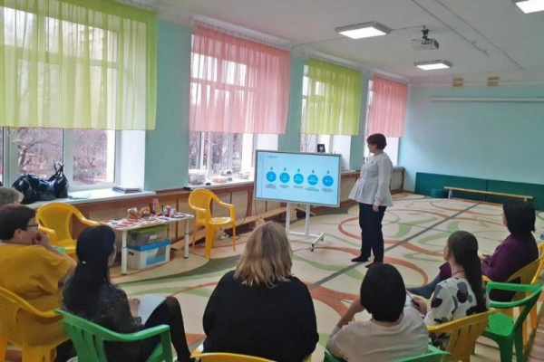 Логопед Реабилитационного центра «Родник» поделилась опытом на площадке детского сада
