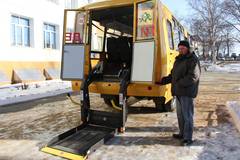 Корсаковским школьникам-инвалидам подарили уникальный автобус
