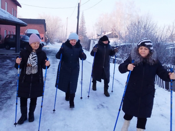 Активно и позитивно: старшее поколение Кузбасса занимается скандинавской ходьбой  